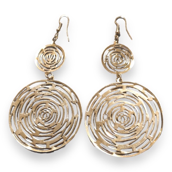 Silver tone Rose Shape Vortex Wafer Earrings - Picture 5 of 5